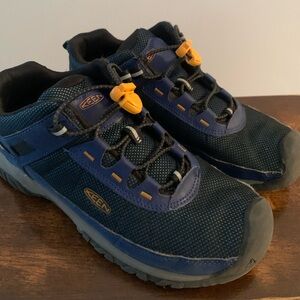 Used Kids keen hiking shoes
